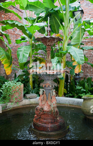 Un Historic New Orleans, Louisiane accueil dans le quartier français affiche une fontaine dans la cour. Banque D'Images