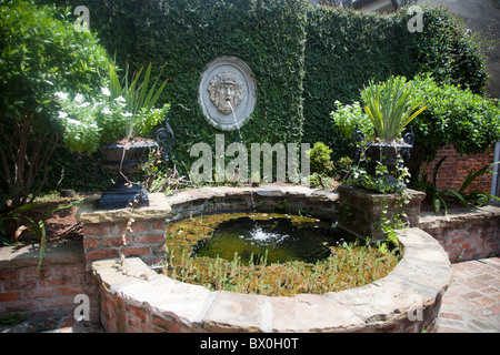 Une cour de la famille à la Nouvelle Orléans, Louisiane, célèbre quartier français affiche une fontaine d'eau et petit étang. Banque D'Images