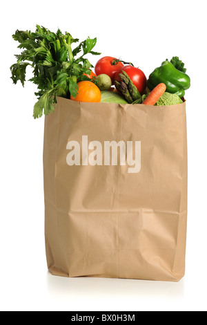 Un assortiment de fruits et légumes dans les épiceries brown bag isolated over white background Banque D'Images