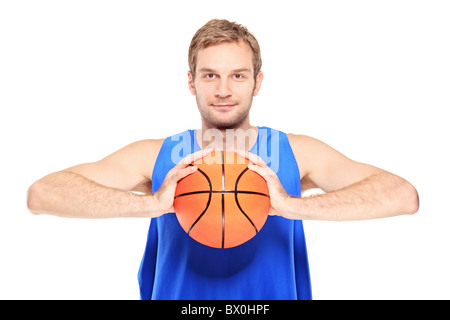 Jeune joueur de basket-ball Basket-ball posant avec un Banque D'Images