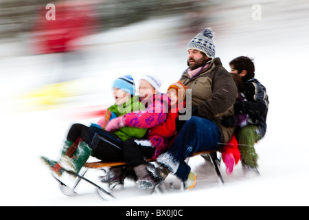 Famille sur un traîneau, Kent, UK, hiver Banque D'Images