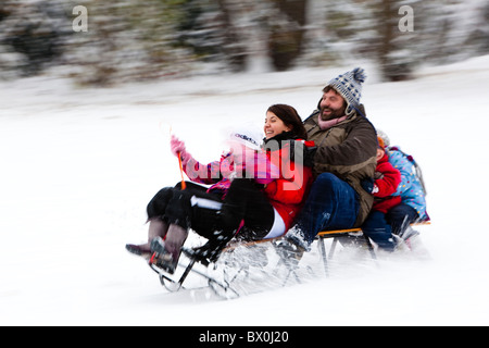 Famille sur un traîneau, Kent, UK, hiver Banque D'Images