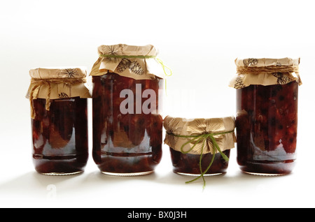 Pots de viande hachée maison (contenant des fruits frais et secs) dans plusieurs tailles de bols garnis de papier d'emballage de Noël. Banque D'Images