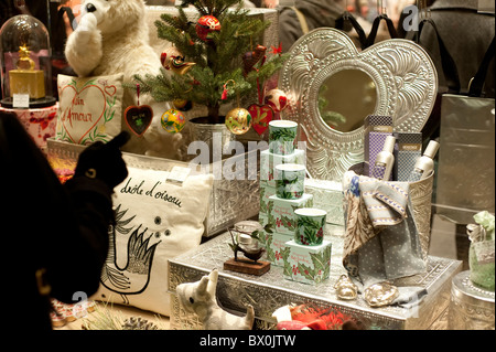 Woman looking at fenêtres décorées pour Noël, Paris, France, 2010 Banque D'Images