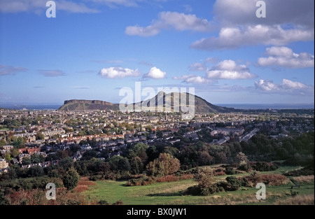 Vue de la ville d'Edinburgh avec Salisbury Crags et Arthurs Seat vu de Blackford Hill, Édimbourg, Écosse Banque D'Images