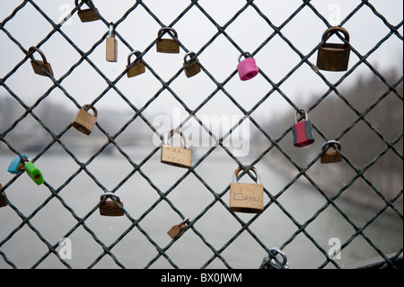 Love locks attaché à une clôture d'amoureux sont illustrés sur le pont Pont des Arts sur la Seine à Paris Banque D'Images