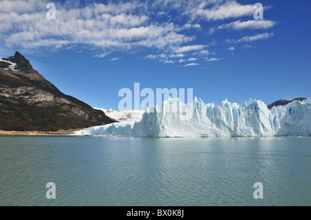 Vue du ciel bleu, de l'eaux bleues-vertes de Brazo Rico, de Perito Moreno Glacier terminus et la montagne Cerro Moreno, Andes Banque D'Images