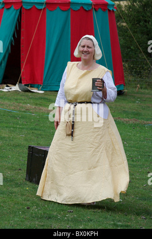 Dame en costume médiéval tenant une chope de bière à une histoire fayre dans Grafton Regis, Northamptonshire, Angleterre Banque D'Images