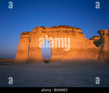 Début de la lumière du matin sur Arch, Keyhole Rocks National Monument Kansas USA Banque D'Images