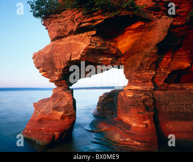 Arc de grès sur Sand Island Apostle Islands National Lakeshore Lake Superior Wisconsin USA, par Gary A Nelson/Dembinsky photo Assoc Banque D'Images