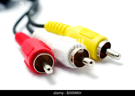 Câble audio/vidéo RCA close up. Isolé sur fond blanc. Banque D'Images