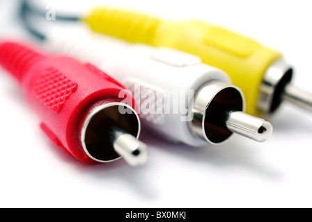 Plan Macro sur RCA A/V Cable isolé sur fond blanc. Banque D'Images