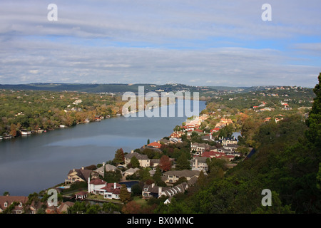 Vue vers le nord du lac Austin de Mt. Bonnell Park à Austin, TX. Banque D'Images