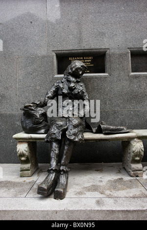 Statue de 'Eleanor Rigby' sculptés par Tommy Steele et situé à Stanley St, Liverpool, Merseyside, England, United Kingdom Banque D'Images