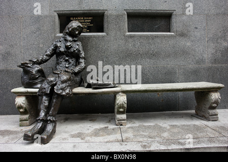 Statue de 'Eleanor Rigby' sculptés par Tommy Steele et situé à Stanley St, Liverpool, Merseyside, England, United Kingdom Banque D'Images