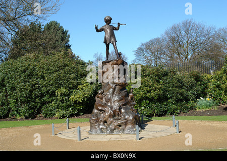 Statue en bronze de Peter Pan après restauration, Sefton Park, Aigburth, Liverpool, Merseyside, England, United Kingdom Banque D'Images