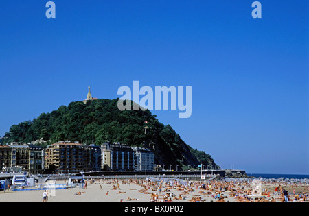 Plage bondée à Donostia / San Sebastian, Espagne. Banque D'Images