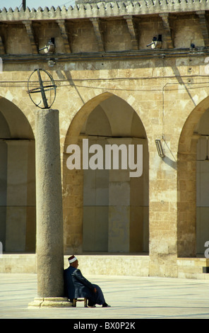 Homme assis à l'intérieur de la cour de la Grande Mosquée d'Alep, Alep, Syrie. Banque D'Images