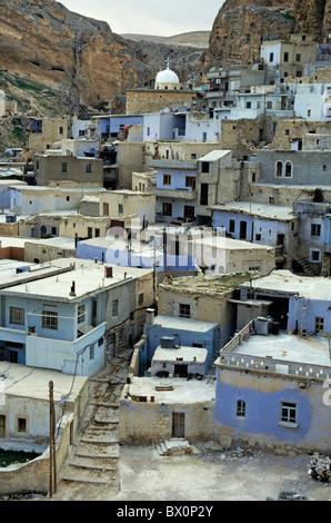 Maisons au pied du couvent Mar Sarkis dans le village de Ma'loula (Maaloula), en Syrie. Banque D'Images