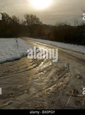 Routes de campagne non traités deviennent presque impraticables en raison de la nappe de glace qui les rend dangereux même pour les véhicules 4 roues motrices Banque D'Images