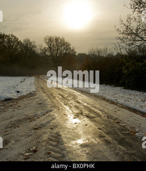 Routes de campagne non traités deviennent presque impraticables en raison de la nappe de glace qui les rend dangereux même pour les véhicules 4 roues motrices Banque D'Images