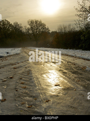 Routes de campagne non traités deviennent presque impraticables en raison de la nappe de glace qui les rend dangereux même pour les véhicules 4 roues motrices Banque D'Images