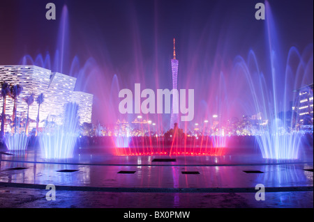 Fontaine dans Guangzhou City Plaza, situé dans Zhujiang New Town, la ville de Guangzhou, Guangdong, province de Chine Banque D'Images