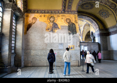 Deësis à mosaïque la galerie sud et les touristes. Sainte Sophie, Aya Sofya, vue de l'intérieur. Sultanahmet, Istanbul, Turquie Banque D'Images