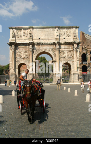Horse-panier en face de l'Arc de Constantin à Rome, Roma, Italie Banque D'Images