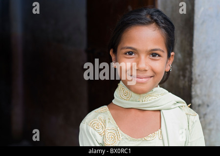 Une jeune fille dans les rues de Bhopal en Inde Banque D'Images