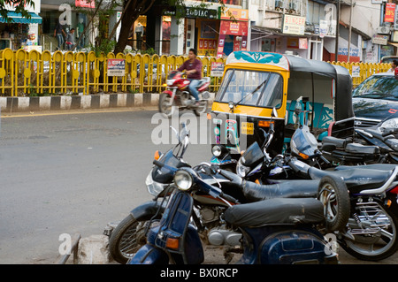 La circulation sur les rues de Bhopal en Inde Banque D'Images