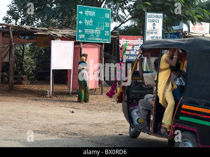 Le trafic passant à travers un village de Madhya Pradesh, Inde Banque D'Images