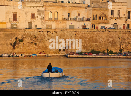 Bateau de pêche dans le port de Gallipoli au lever du soleil, Pouilles, Italie Banque D'Images