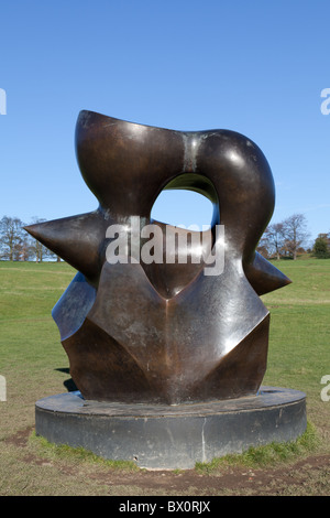 Grand morceau de fusée par Henry Moore au Yorkshire Sculpture Park. Banque D'Images