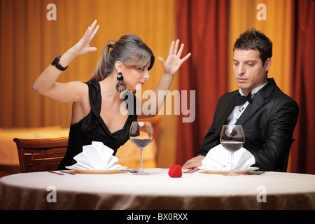 Young couple having an argument dans un restaurant Banque D'Images