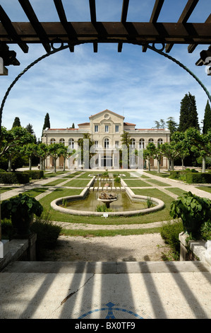 Bouillons Château et jardin français formel avec piscine encadrée par Pergola, Source Perrier, Vergèze nr Nîmes France Banque D'Images