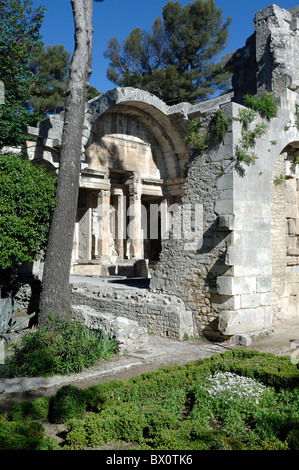 Ruines romaines ou vestiges du Temple de Diana, Jardins de la Fontaine, Nîmes, Gard, Languedoc-Roussillon, France Banque D'Images