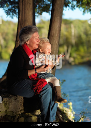 Grand-mère avec sa petite fille, âgée de deux ans bénéficiant de leur temps dans la nature. L'Ontario, Canada. Banque D'Images