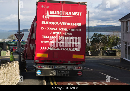 Le Royaume-Uni, l'Europe. Camion allemand stationné sur la chaussée, bloquant le zambezi River Lodge tout en offrant des marchandises. Banque D'Images