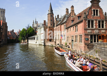 Rosaire quay avec les touristes à bord de bateaux de croisière datant du dans le centre-ville historique. Rozenhoedkaai, Bruges, Flandre orientale, Belgique. Banque D'Images