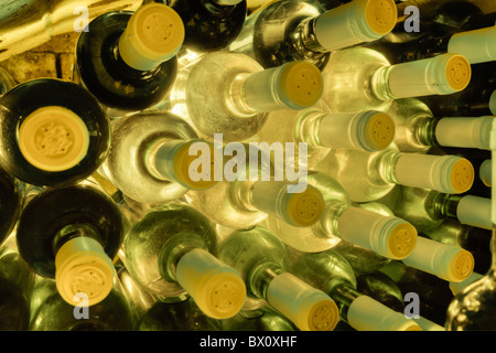 Empilés vers le haut des bouteilles de vin dans la cave à vin Banque D'Images