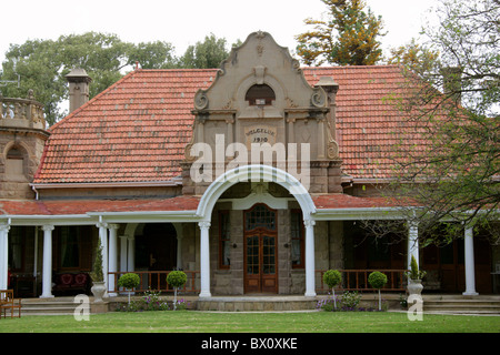 Ancienne maison de ferme de style hollandais à une ferme d'autruches, Oudtshoorn, Province de Western Cape, Afrique du Sud. Banque D'Images