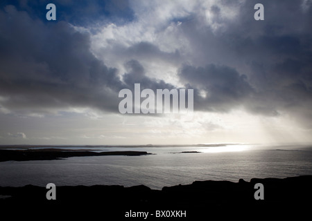 Le point de vue de l'océan Atlantique à partir de la Sky Road, près de Clifden, le Connemara, Galway, Irlande. Banque D'Images