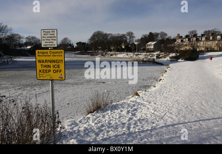 Étang gelé dans Keptie Arbroath parc Angus Scotland Décembre 2010 Banque D'Images