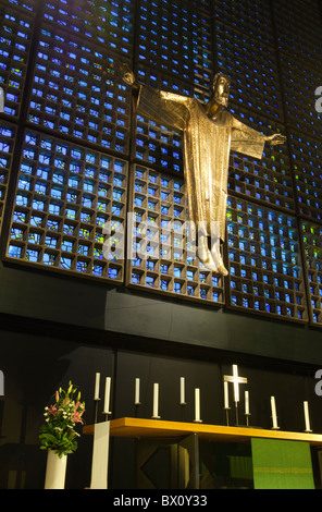 La statue du Christ conçu par Karl Hemmeter se tient au-dessus de l'autel dans l'église du Souvenir Kaiser Wilhelm à Berlin, Allemagne Banque D'Images