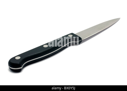 Couteau de cuisine avec poignée noire isolé sur fond blanc. Banque D'Images
