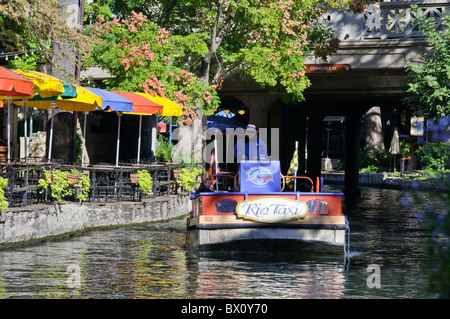 Taxi rivière, rivière San Antonio, San Antonio, Texas, USA Banque D'Images