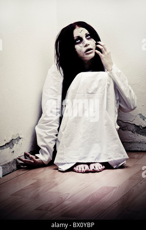 Un fantôme effrayant girl wearing a white nuisette Banque D'Images