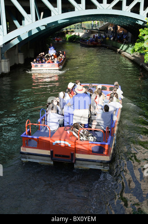 Les bateaux d'excursion sur la rivière San Antonio, Texas, USA Banque D'Images