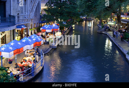 Restaurants sur le Riverwalk de San Antonio et de la rivière San Antonio, Texas Banque D'Images